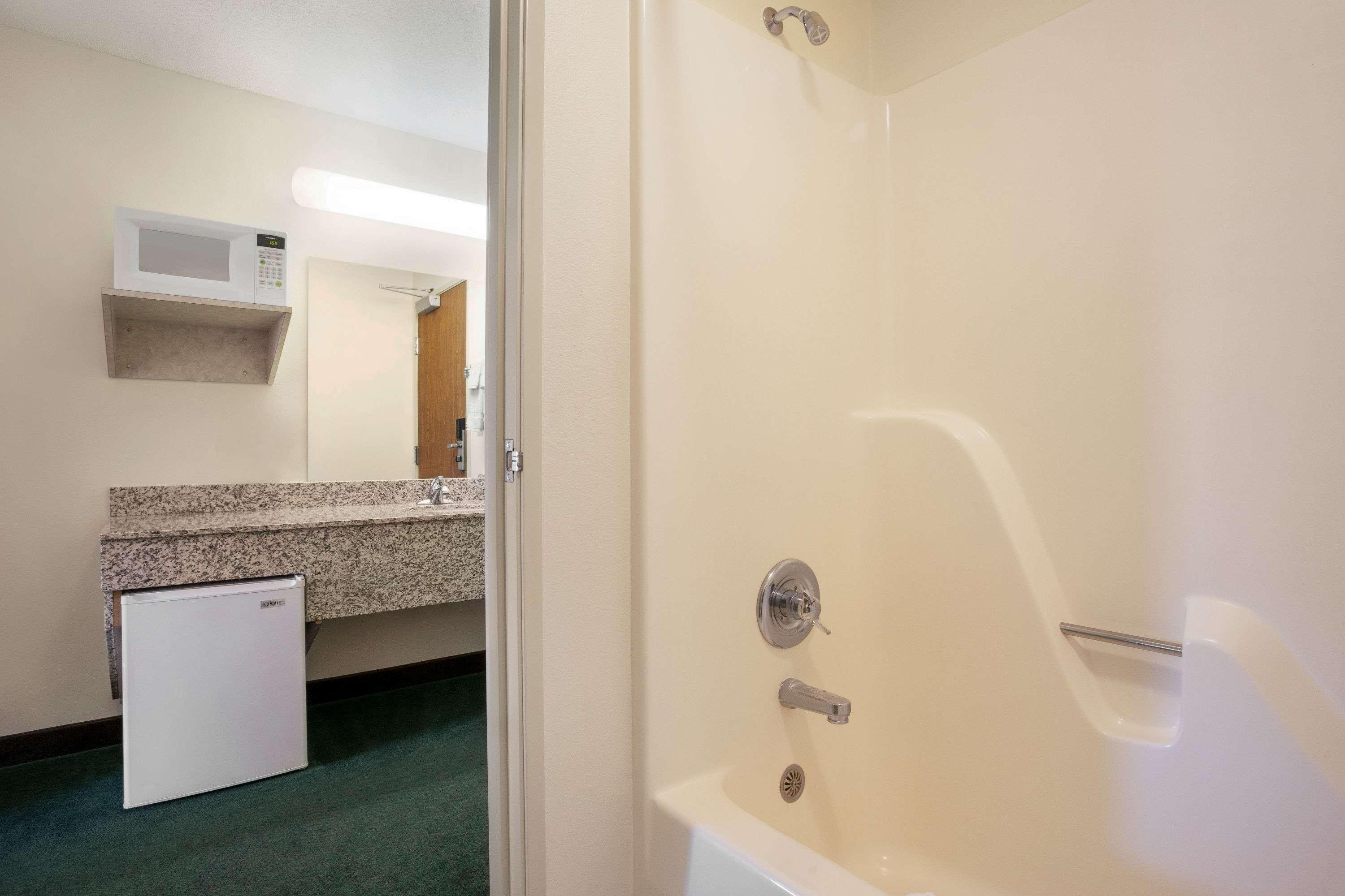 Travelodge By Wyndham Morrill Bagian luar foto