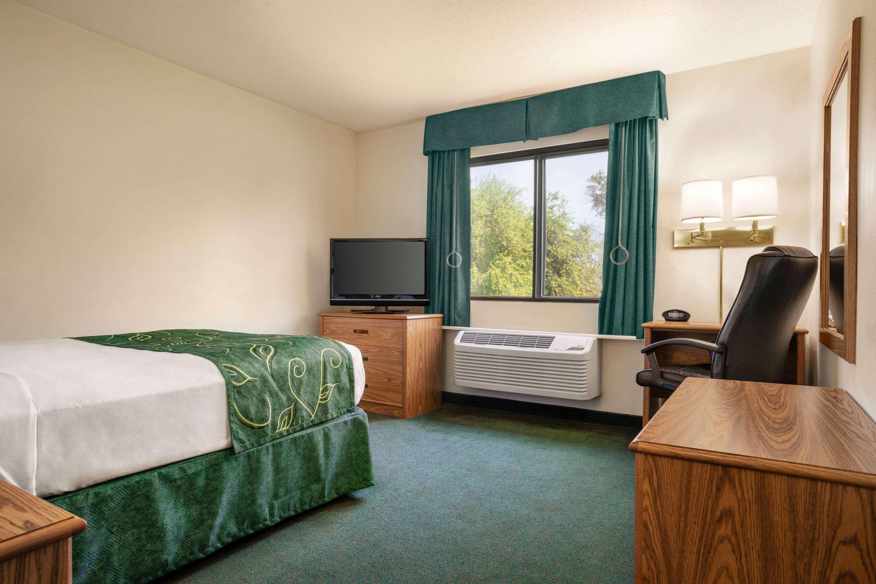 Travelodge By Wyndham Morrill Bagian luar foto