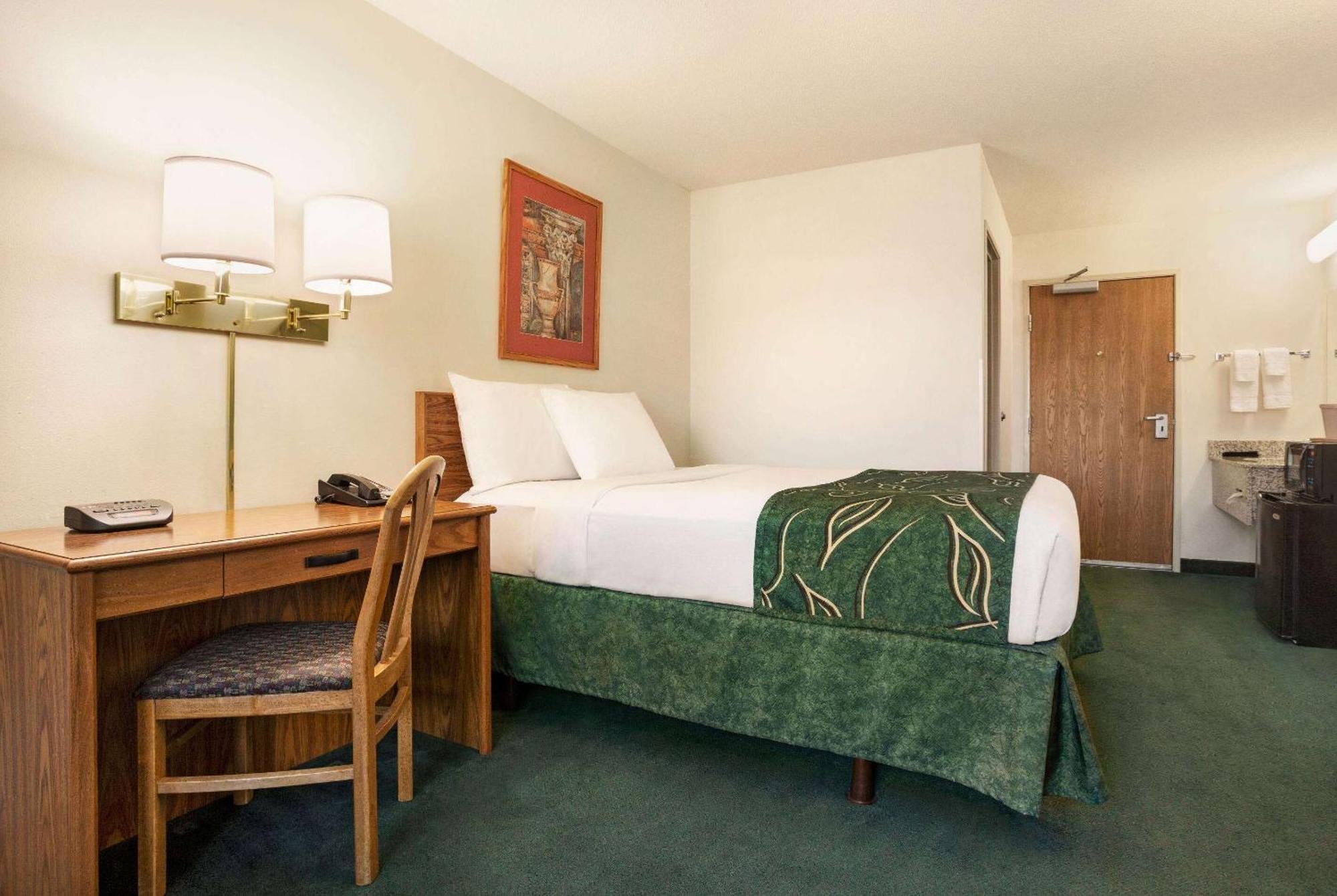 Travelodge By Wyndham Morrill Bagian luar foto