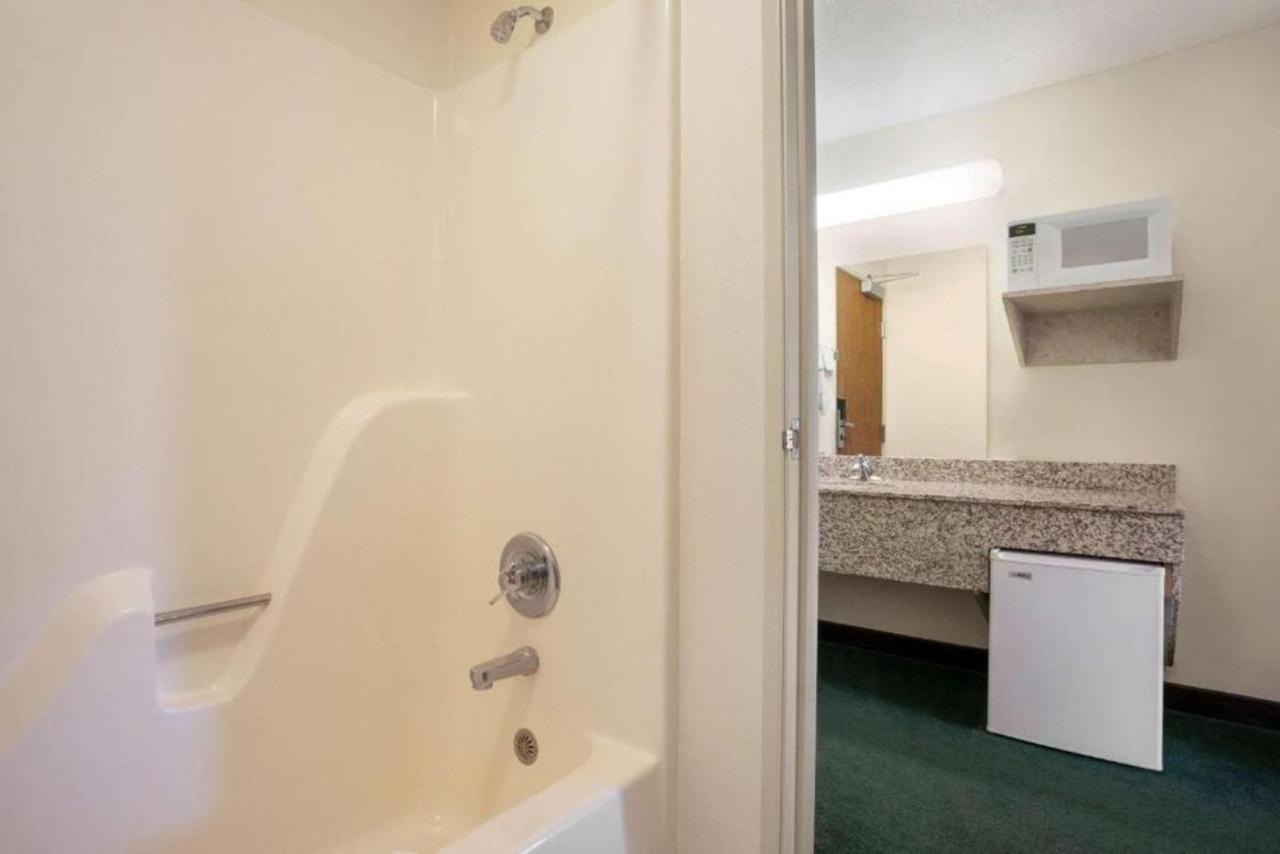 Travelodge By Wyndham Morrill Bagian luar foto